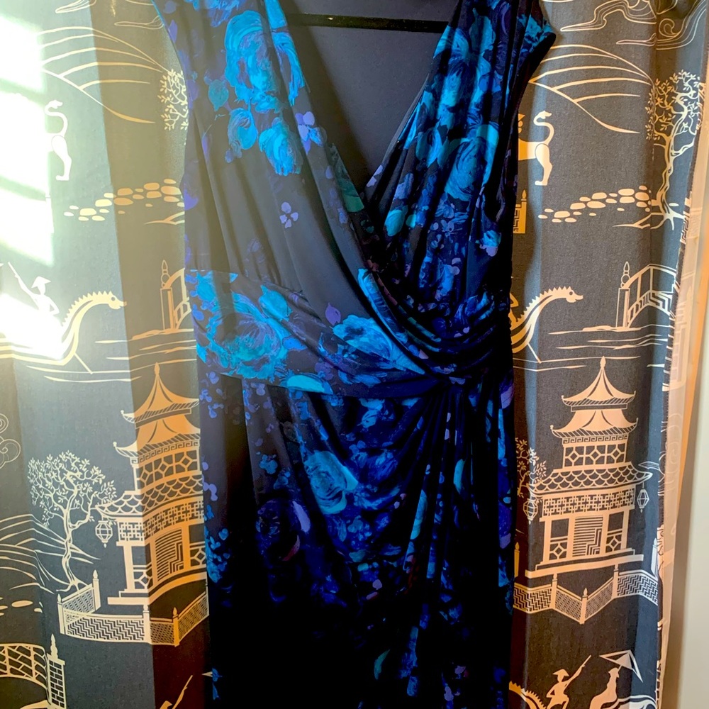 Sleeveless blue floral dress! 💙🦋